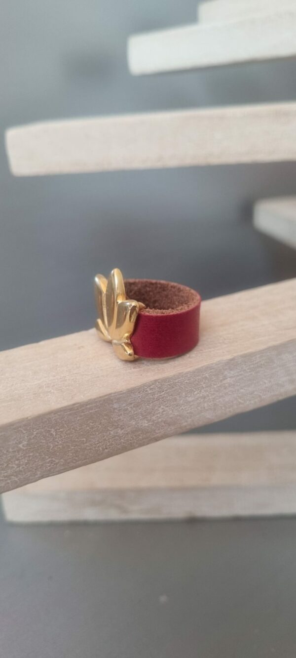 Bague cuir rouge 10mm et fleur de lotus dorée