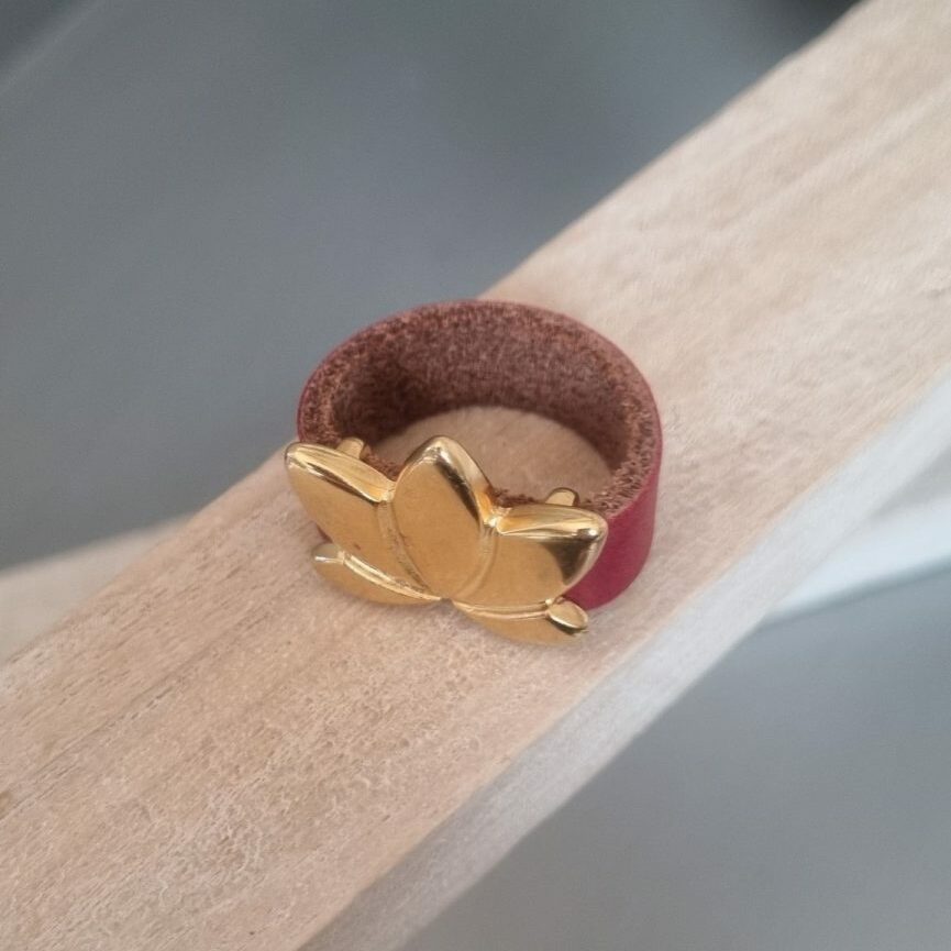 Bague cuir rouge 10mm et fleur de lotus dorée