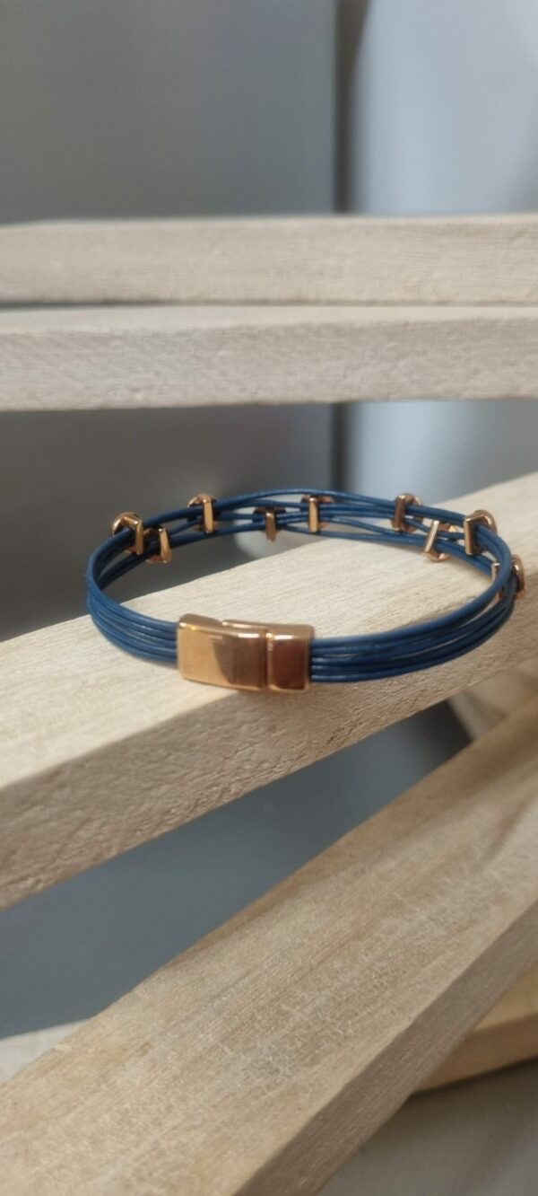 Bracelet femme cuir rond bleu et passants or rosé