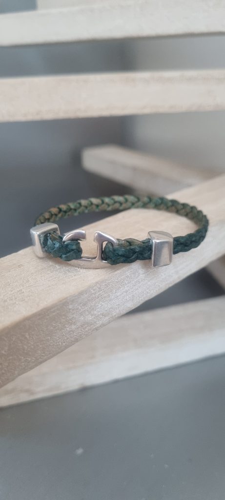 Bracelet femme, ado en cuir tressé vert 5mm et fermoir crochet en zamak argenté