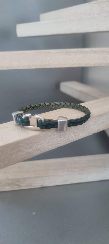 Bracelet femme, ado en cuir tressé vert 5mm et fermoir crochet en zamak argenté