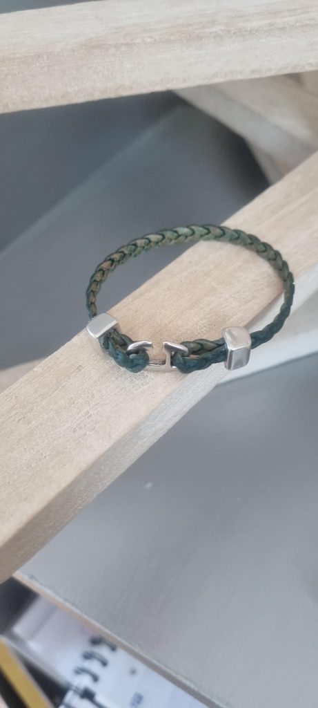 Bracelet femme, ado en cuir tressé vert 5mm et fermoir crochet en zamak argenté