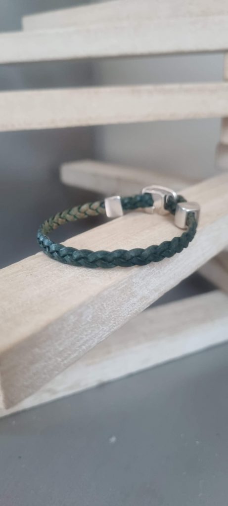Bracelet femme, ado en cuir tressé vert 5mm et fermoir crochet en zamak argenté