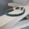 Bracelet femme, ado en cuir tressé vert 5mm et fermoir crochet en zamak argenté