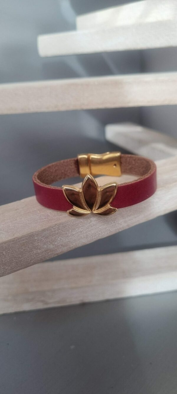 Bracelet femme cuir rouge 10mm et fleur de lotus dorée