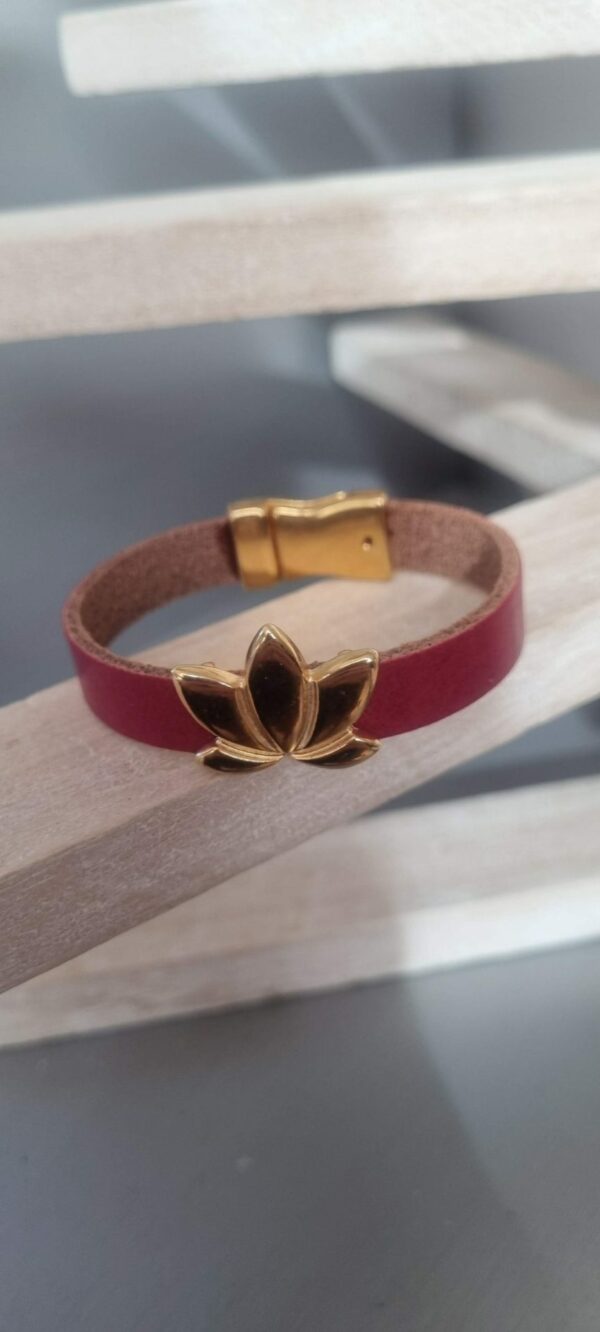 Bracelet femme cuir rouge 10mm et fleur de lotus dorée