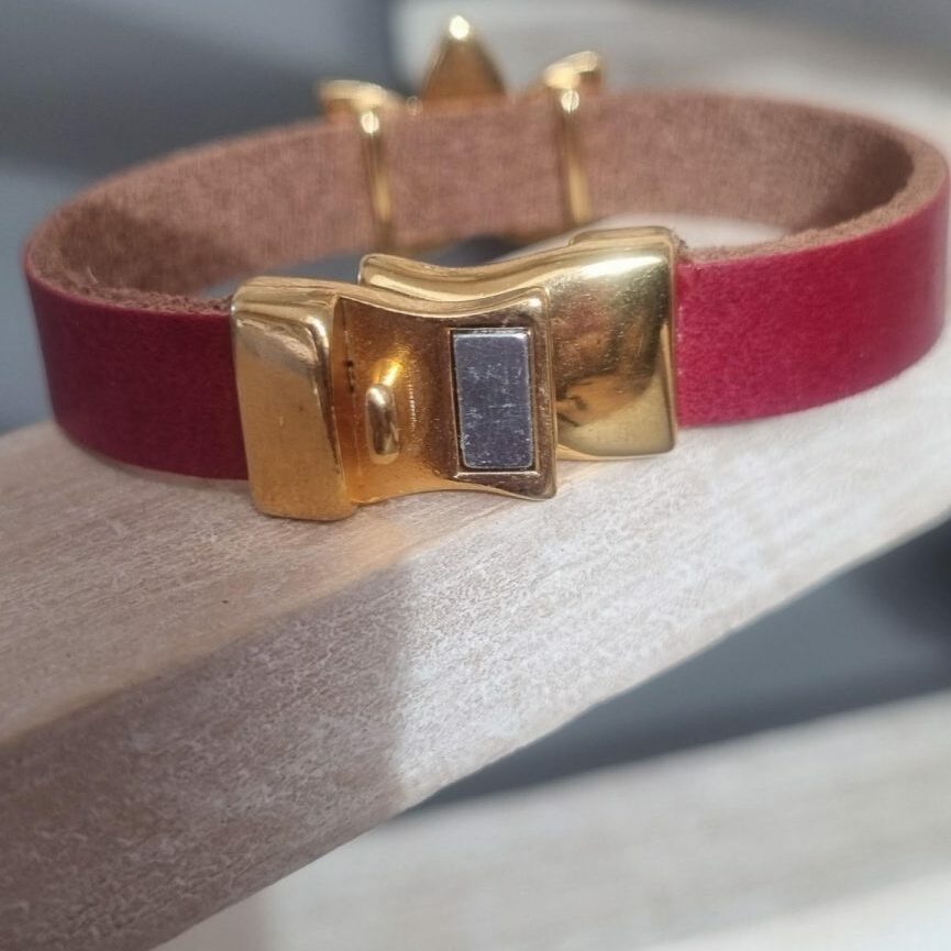 Bracelet femme cuir rouge 10mm et fleur de lotus dorée