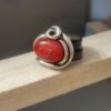 Bague femme en cuir gris et passant argenté et rouge