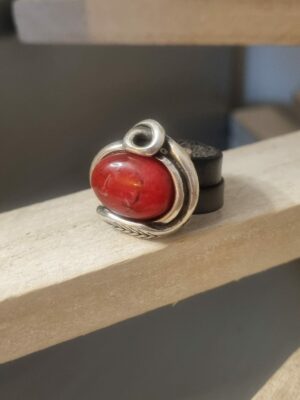 Bague femme en cuir gris et passant argenté et rouge