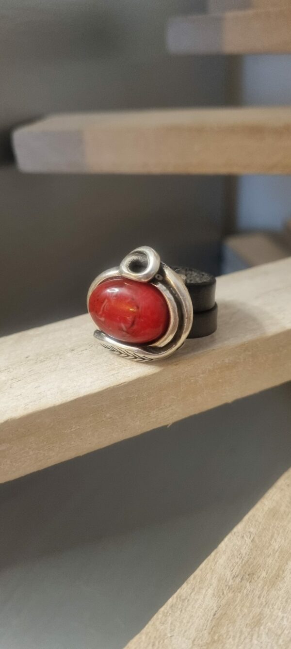 Bague femme en cuir gris et passant argenté et rouge