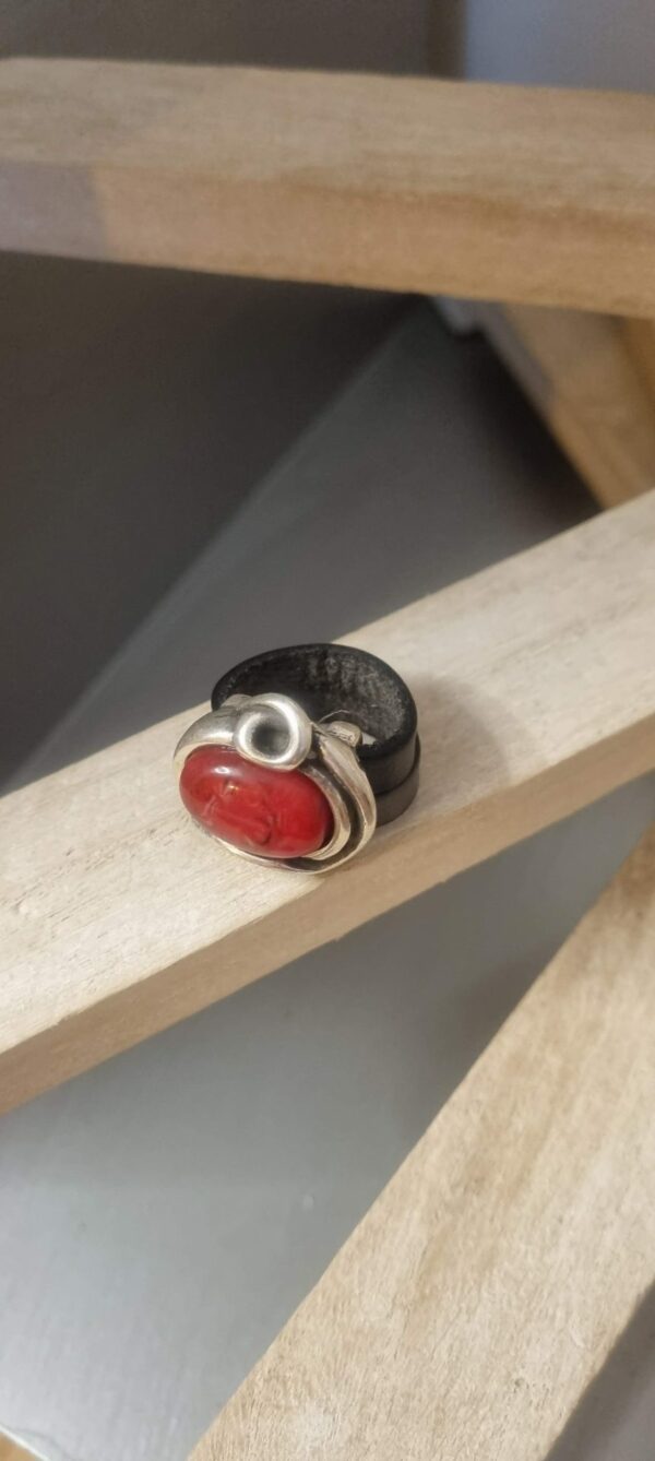 Bague femme en cuir gris et passant argenté et rouge