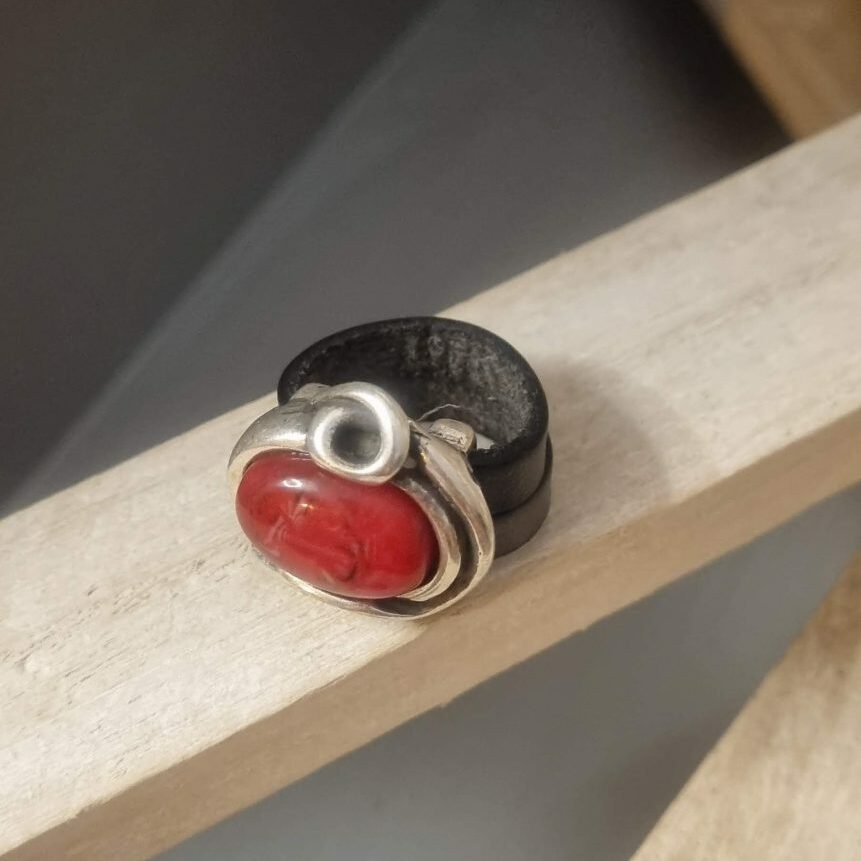 Bague femme en cuir gris et passant argenté et rouge
