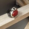 Bague femme en cuir gris et passant argenté et rouge