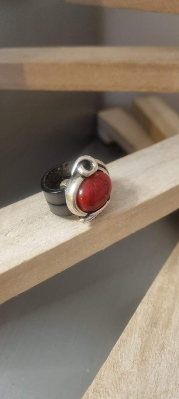 Bague femme en cuir gris et passant argenté et rouge