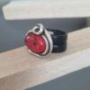 Bague femme en cuir noir et passant argenté et rouge