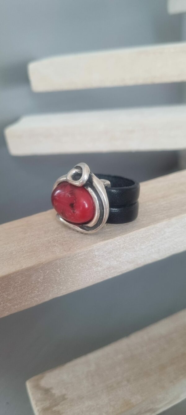 Bague femme en cuir noir et passant argenté et rouge