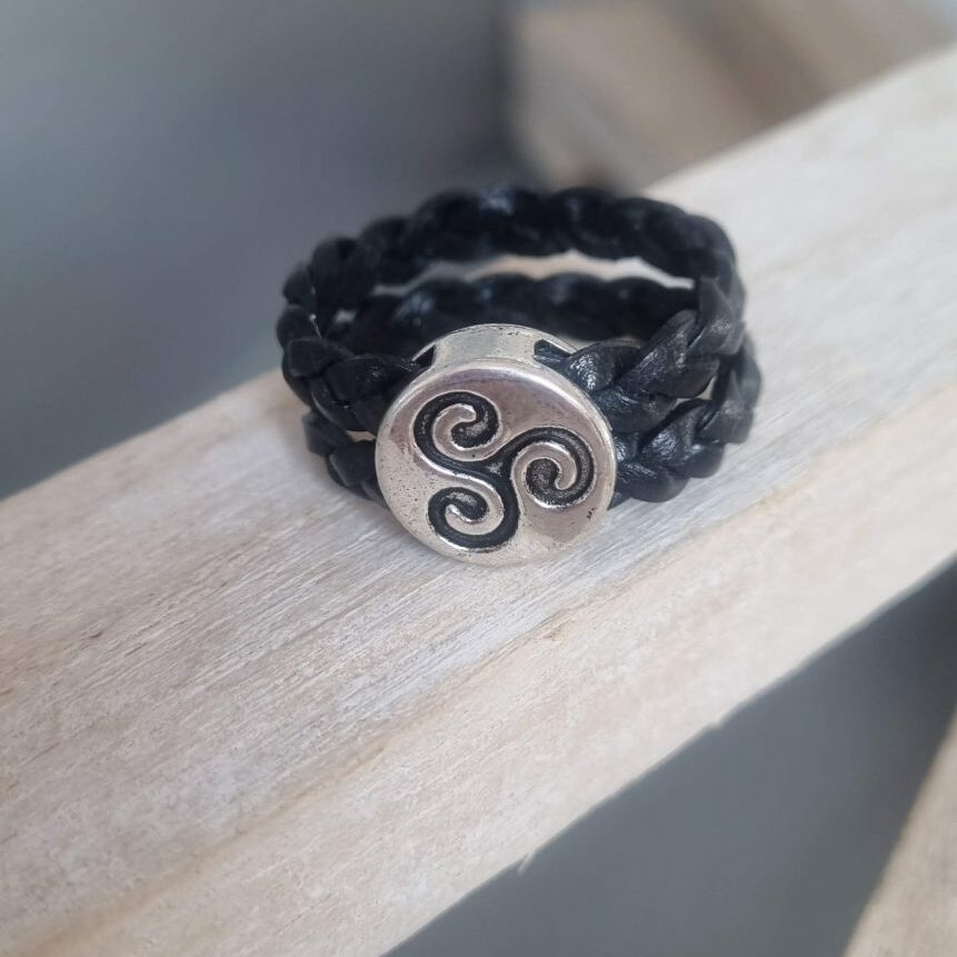 Bague homme cuir tressé noir et passant triskel