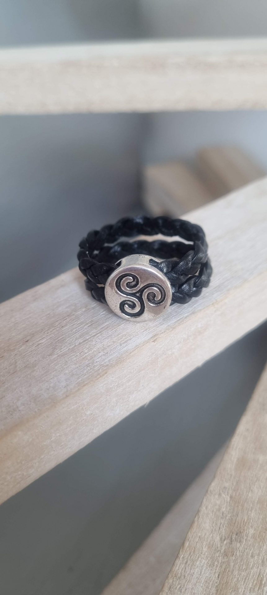 Bague homme cuir tressé noir et passant triskel