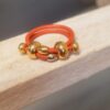 Bague femme en cuir rond orange et perles dorées