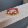 Bague femme en cuir rond orange et perles dorées