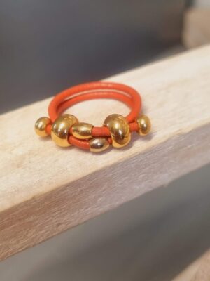 Bague femme en cuir rond orange et perles dorées