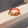 Bague femme en cuir rond orange et perles dorées