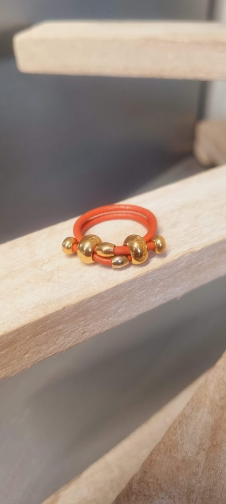 Bague femme en cuir rond orange et perles dorées