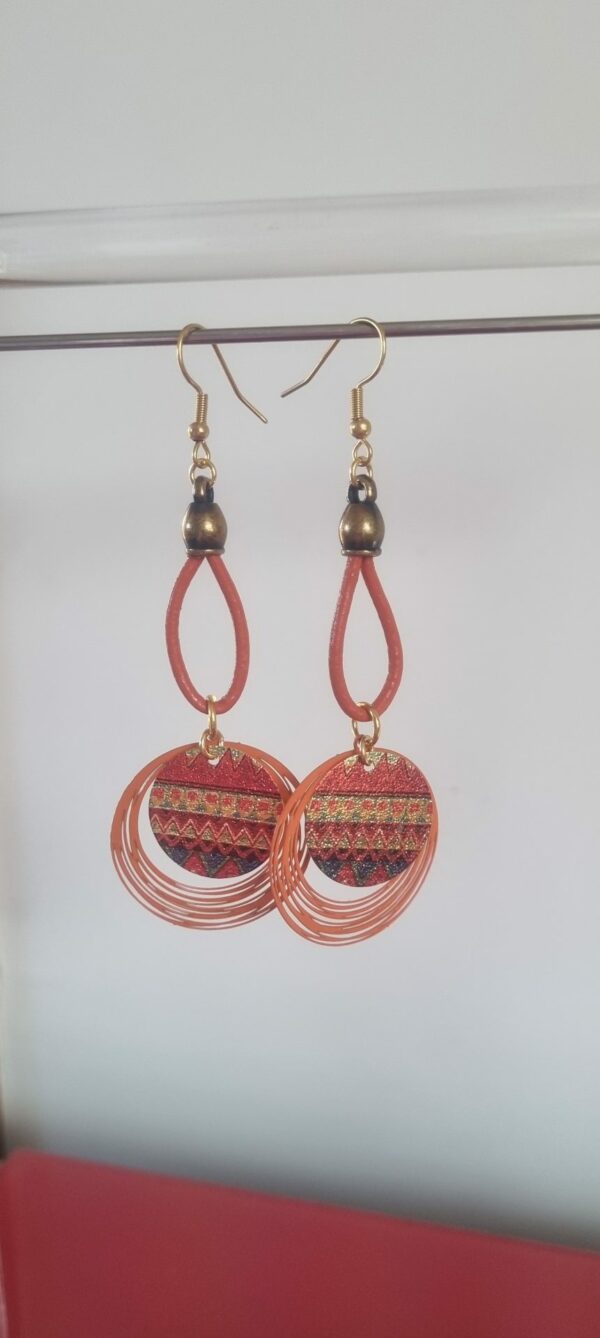 Boucles d'oreille femme en cuir orange et pendentifs orange