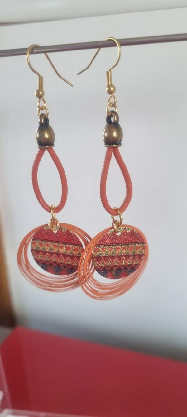 Boucles d'oreille femme en cuir orange et pendentifs orange