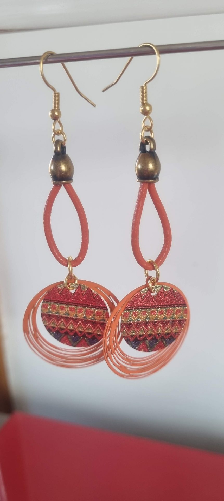Boucles d'oreille femme en cuir orange et pendentifs orange