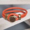 Bracelet mixte en cuir rond orange et fermoir bouton