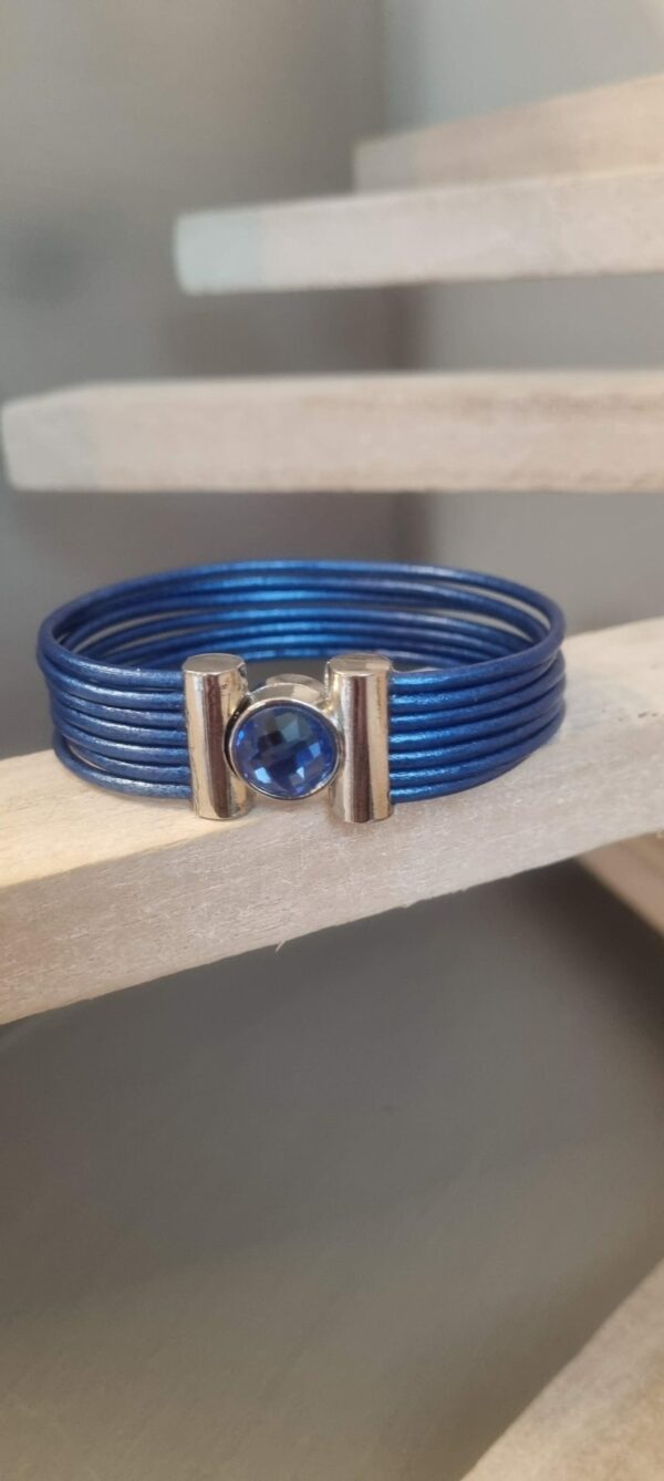 Bracelet femme en cuir rond 2mm bleu et fermoir verre bleu