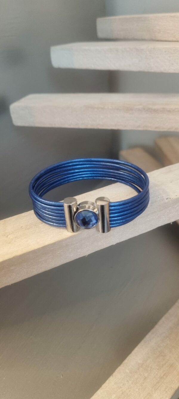 Bracelet femme en cuir rond 2mm bleu et fermoir verre bleu