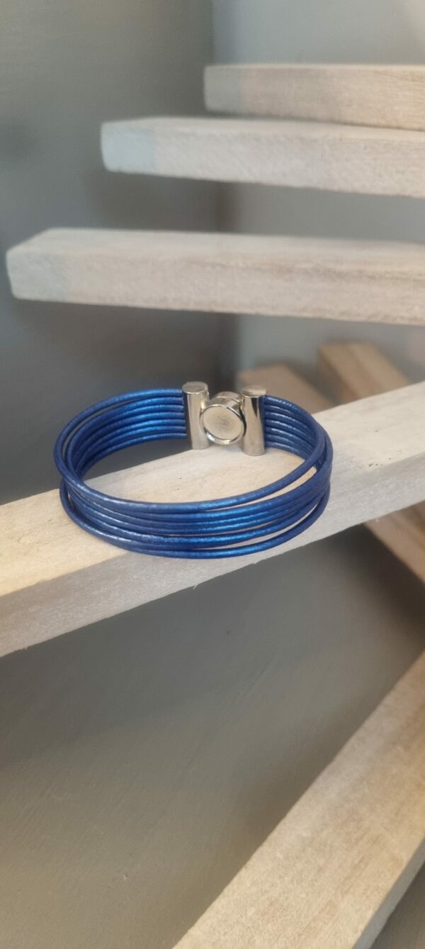 Bracelet femme en cuir rond 2mm bleu et fermoir verre bleu