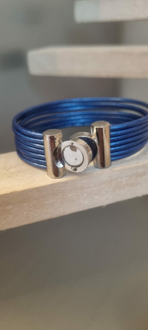 Bracelet femme en cuir rond 2mm bleu et fermoir verre bleu