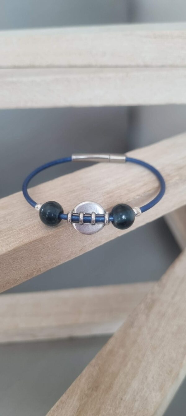 Bracelet femme en cuir rond bleu, perles en verre et passant argenté