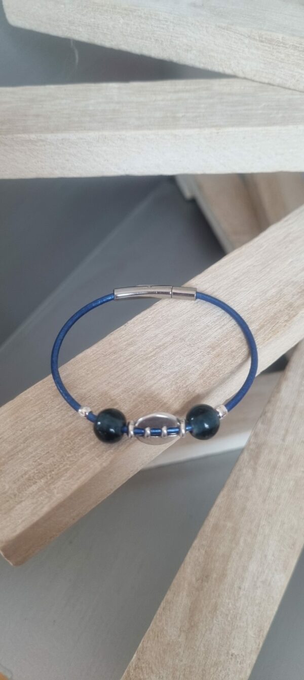 Bracelet femme en cuir rond bleu, perles en verre et passant argenté