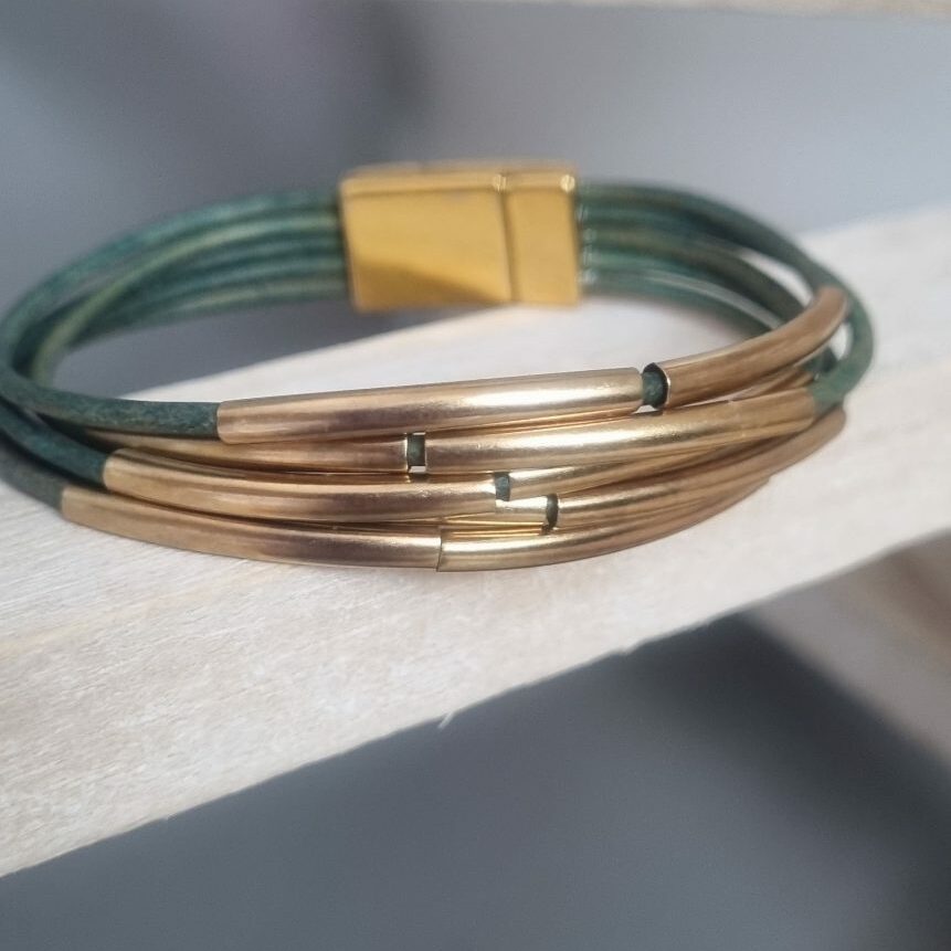 Bracelet femme en cuir rond 2mm vert et tubes dorés