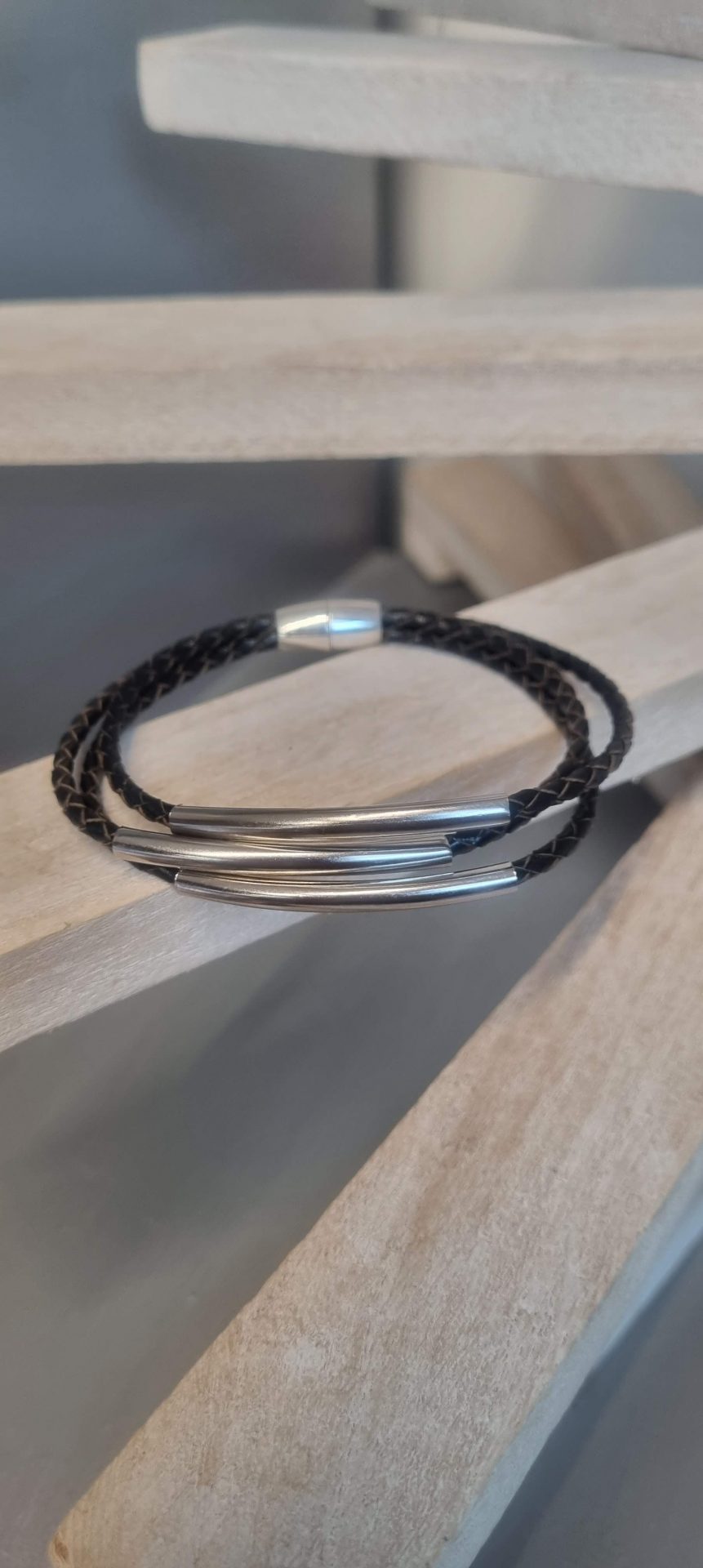Bracelet homme cuir tressé marron et tubes argentés
