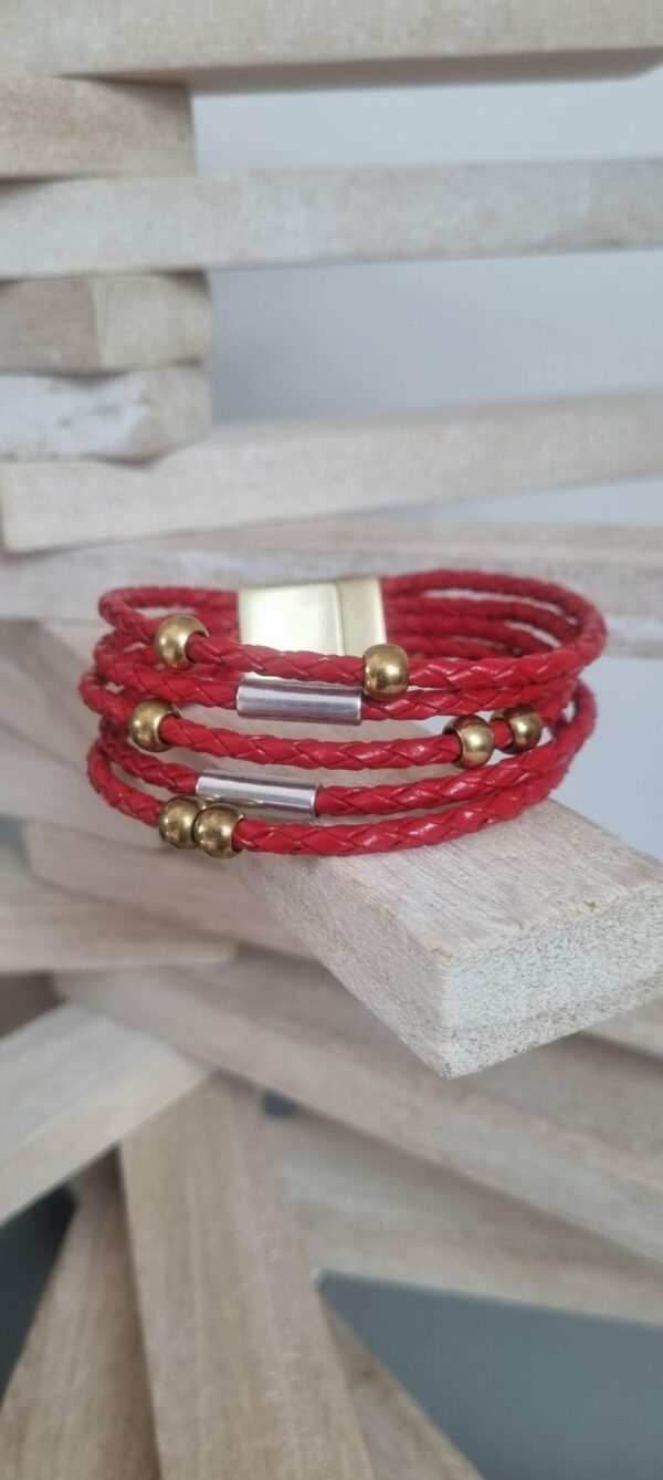 Bracelet femme en cuir tressé rouge, perles et tubes