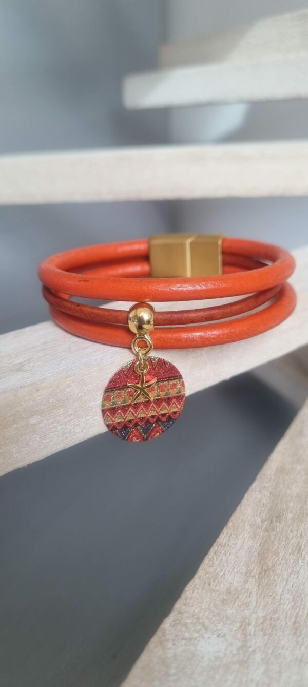 Bracelet femme en cuir rond orange et médaillon orange et étoile dorée