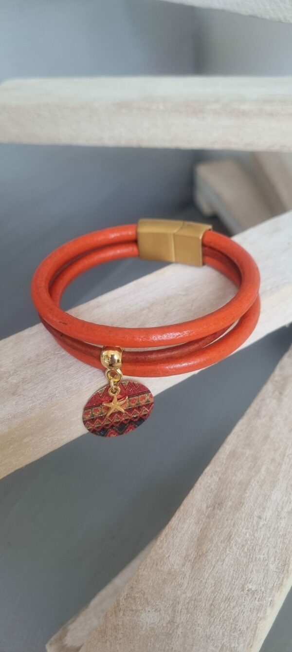 Bracelet femme en cuir rond orange et médaillon orange et étoile dorée