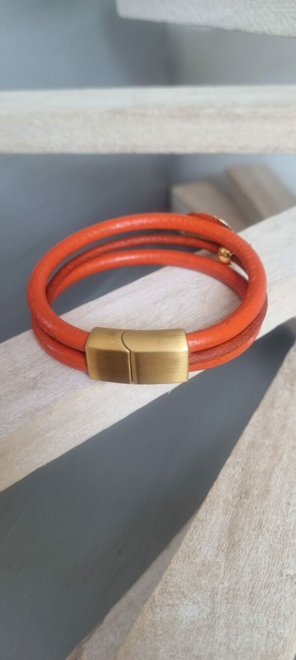 Bracelet femme en cuir rond orange et médaillon orange et étoile dorée