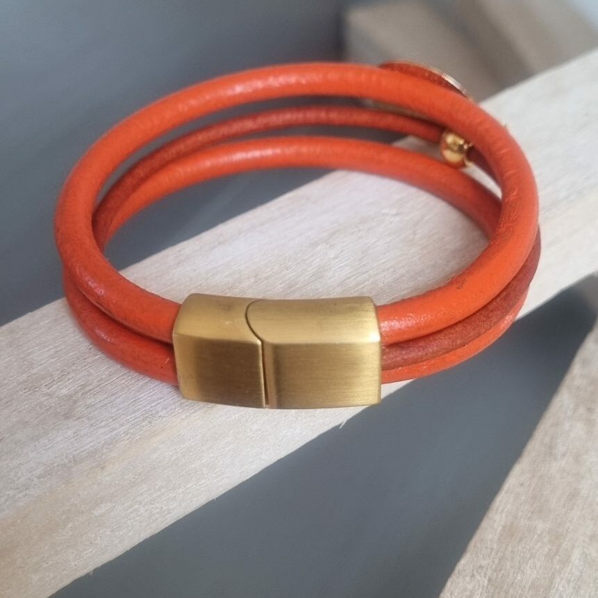 Bracelet femme en cuir rond orange et médaillon orange et étoile dorée