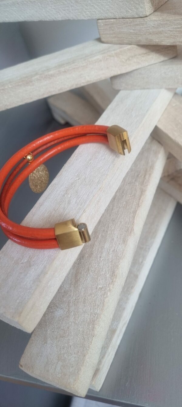 Bracelet femme en cuir rond orange et médaillon orange et étoile dorée