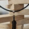 Collier homme cuir rond tressé noir et plume noire