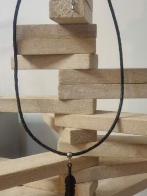 Collier homme cuir rond tressé noir et plume noire