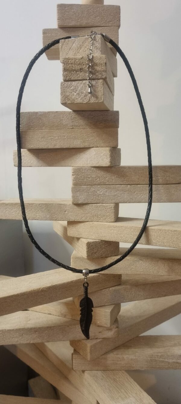 Collier homme cuir rond tressé noir et plume noire