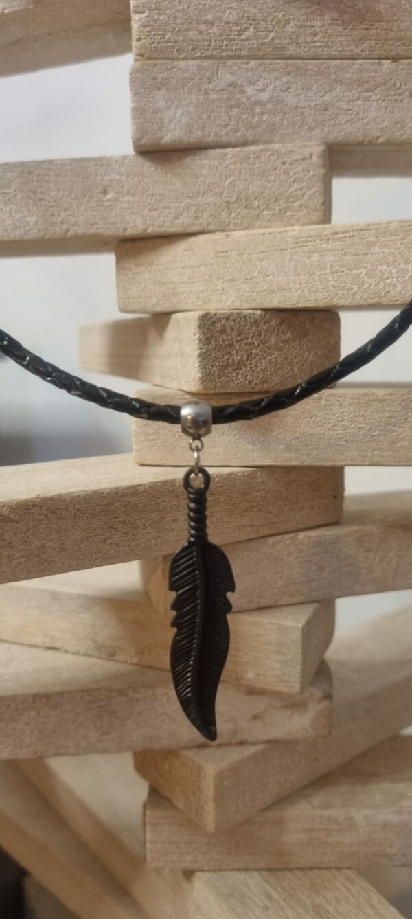 Collier homme cuir rond tressé noir et plume noire