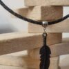 Collier homme cuir rond tressé noir et plume noire